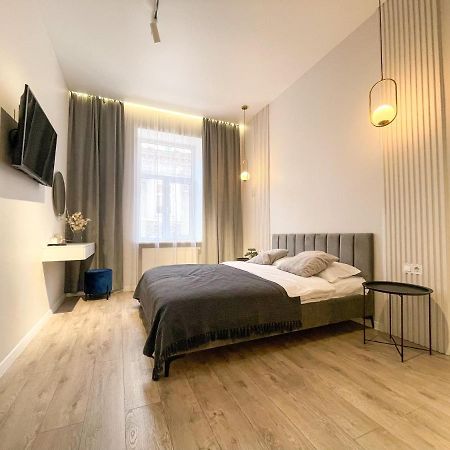 Апартаменти На Менцинського 6 Lviv Ngoại thất bức ảnh